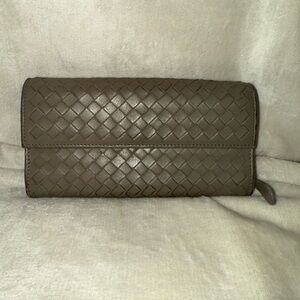 Bottega Venetia Elegant khaki Woven Leather Wallet COA